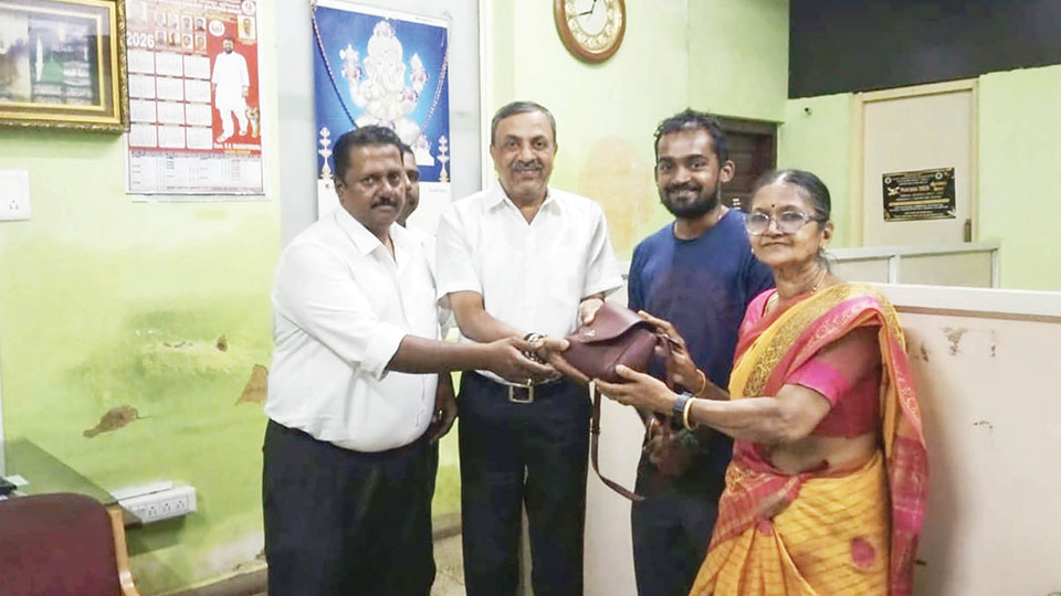 Lost handbag returned to railway passenger