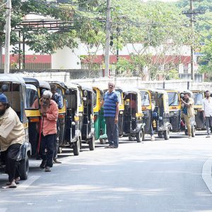CNG crunch: Autos queue up for 1 km