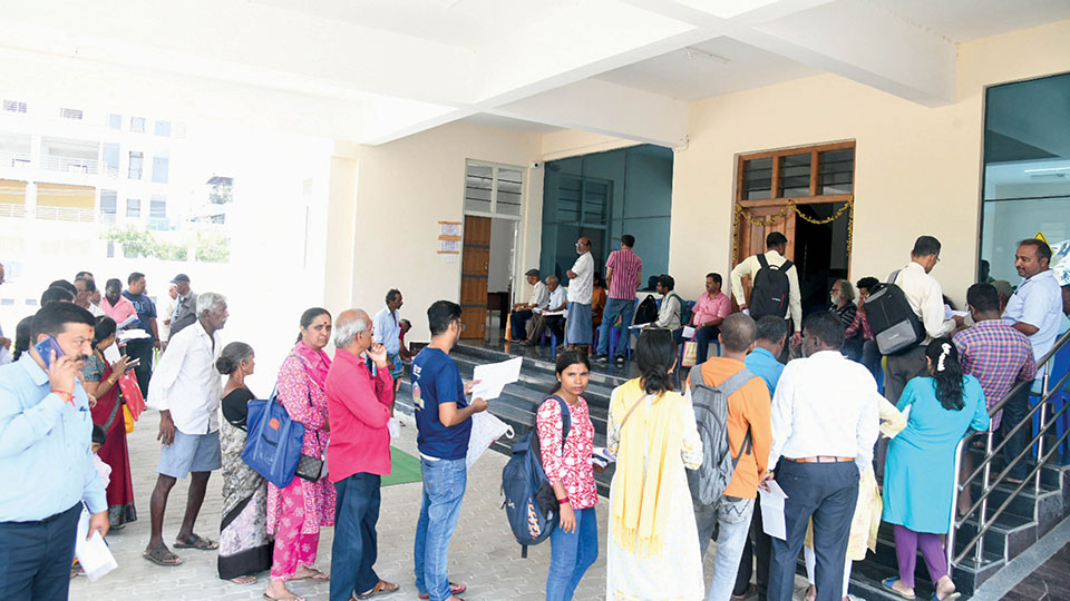 Taxpayers forced to wait in queue under hovering sun