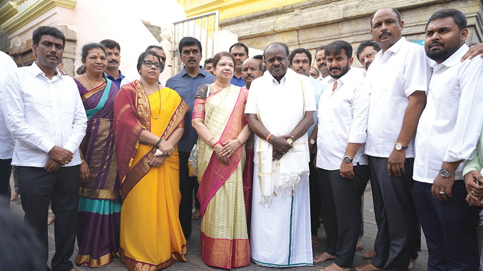 HDK, wife visit Chamundi Hill and Nanjangud Temple