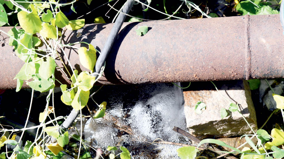 Water Tariff… Water Wastage… MCC Commissioner blames CESC for damaging water pipes