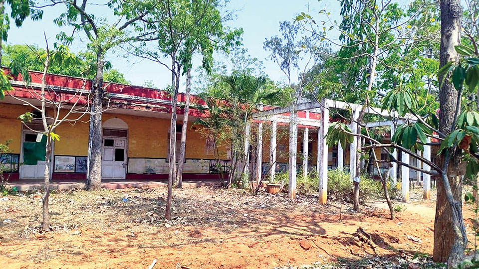 Neglected Bal Bhavan burgled