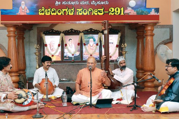 Vid. Ballary M. Raghavendra performs at Suttur Mutt in city