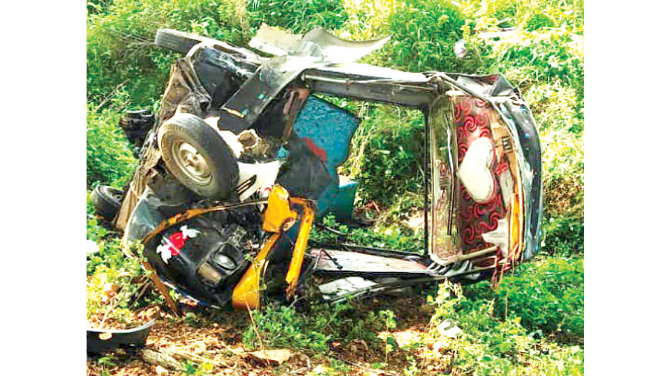 Over 10 people injured as car-autorickshaw collide head-on