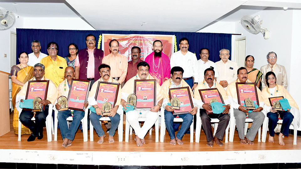 ‘Dr. Raj-starrer Bangarada Manushya turned many youths towards farming’