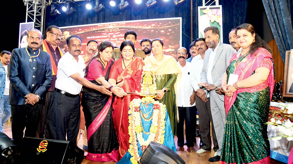 Dr. Rajkumar always blessed artistes: Jayamala