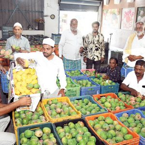 Heat hits mango sales, prices tumble
