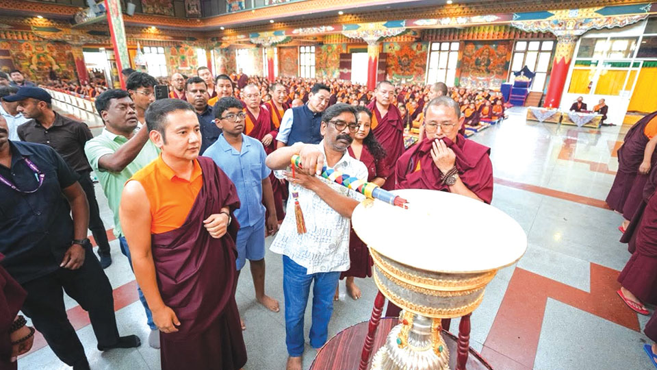 Jharkhand CM Soren visits Golden Temple at Bylakuppe