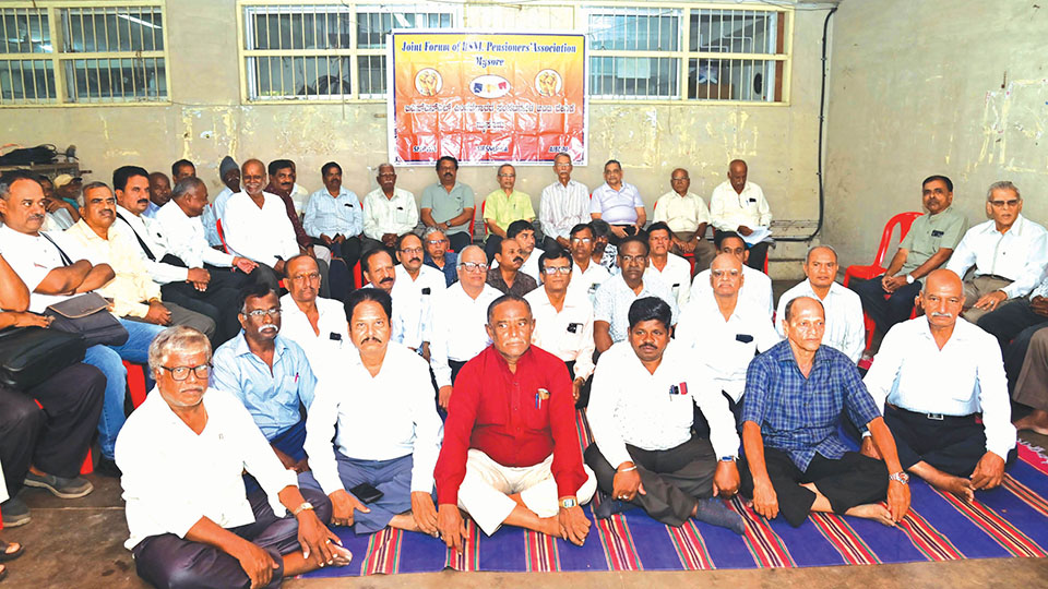 BSNL pensioners stage demonstration seeking release of Dearness Allowance