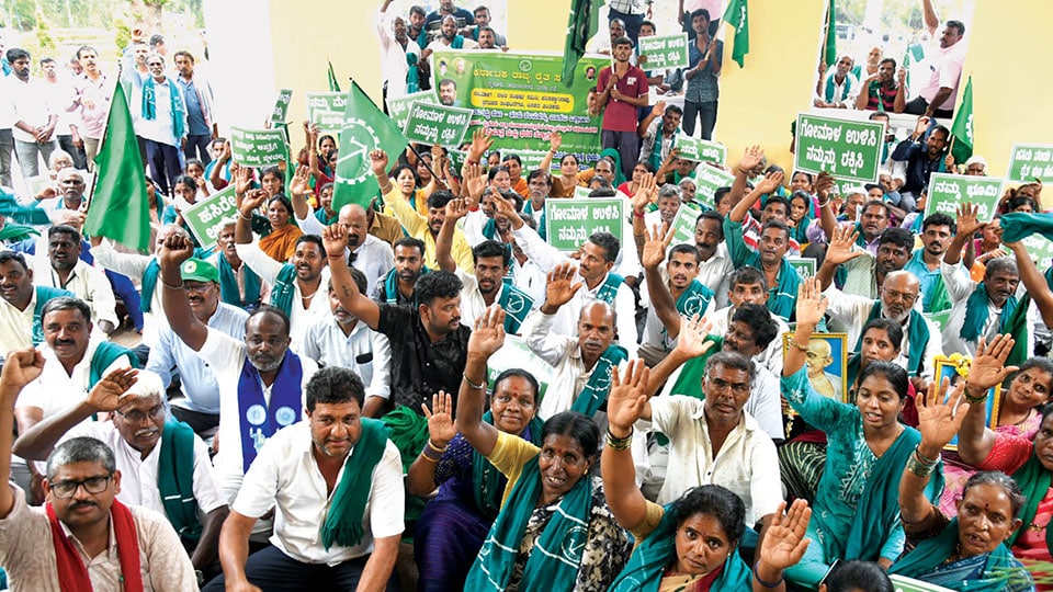 Cancel NIMHANS-like hospital plan: Farmers walk 10-km from Gudumadanahalli to CM’s Office in city