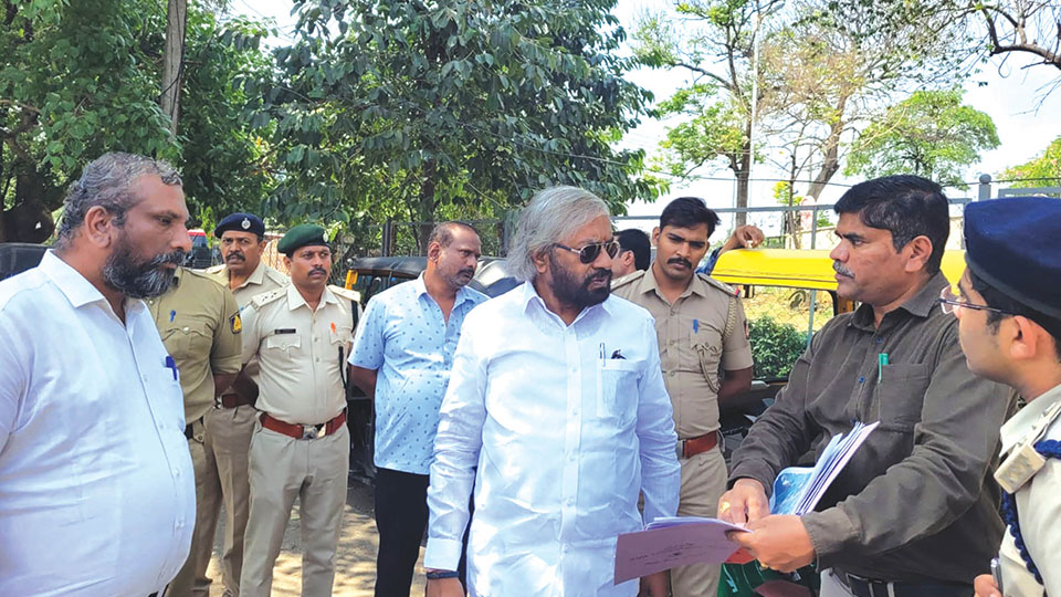 Khandre inspects flyover site, seeks report on saving 347 trees