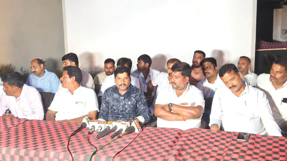 Leaders accuse S.R. Mahesh of dividing JD(S) in Chamundeshwari