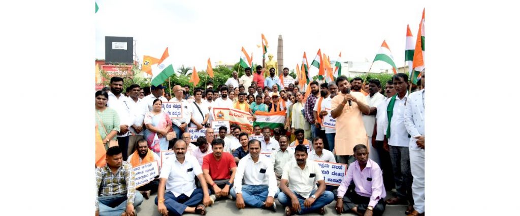 BJP, Hindu outfit stage demonstration 