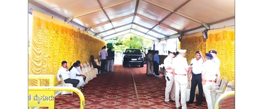 Grand ‘baadoota’ for Siddu on first Mysuru visit after resignation 
