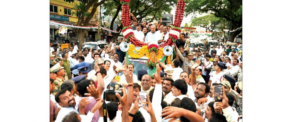 Grand welcome accorded to former CM Siddaramaiah 