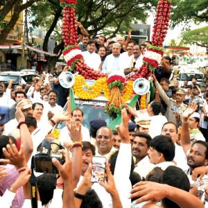 Grand welcome accorded to former CM Siddaramaiah 