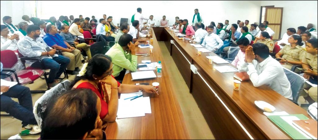 Rein in land grabbers eyeing Govt. assets: Farmer leaders tell Tahsildar