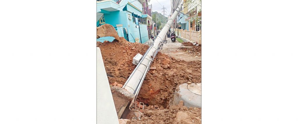Electric pole falls off; no casualties