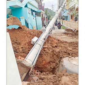 Electric pole falls off; no casualties