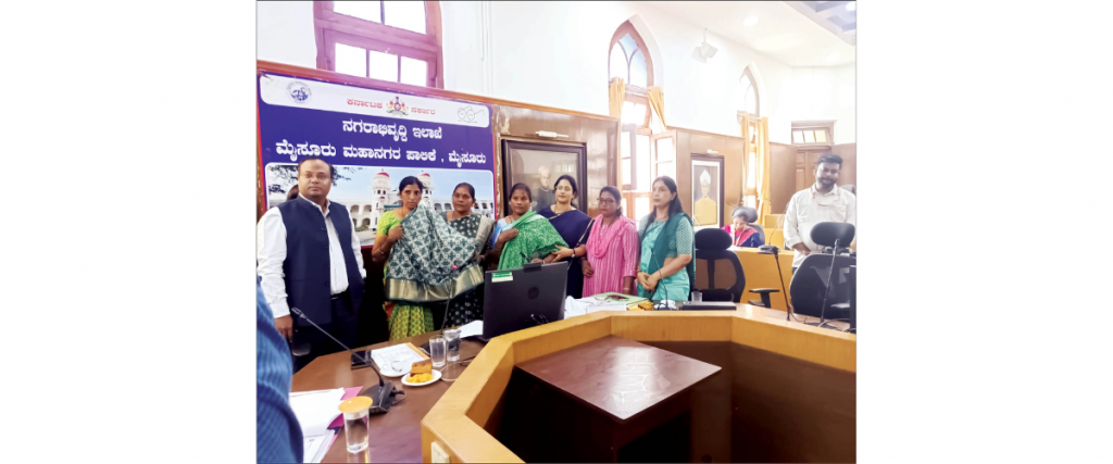 900 women Pourakarmikas to receive two silk sarees each