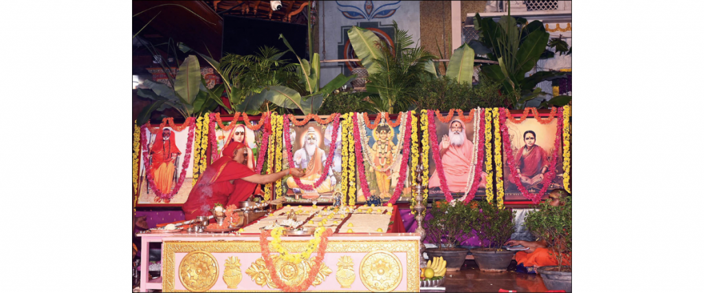 Sri Datta Vijayananda Teertha Swamiji performs Guru Parampara Puja