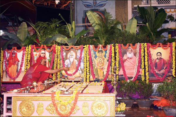 Sri Datta Vijayananda Teertha Swamiji performs Guru Parampara Puja