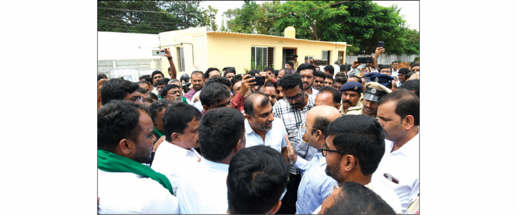 Verbal duel between farmers and District Minister