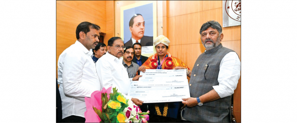 CM fetes para athlete K.S. Shilpa, hands over Rs. 20 lakh cheques