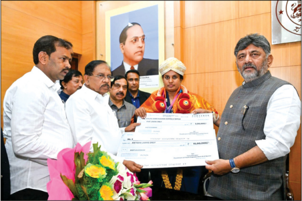 CM fetes para athlete K.S. Shilpa, hands over Rs. 20 lakh cheques