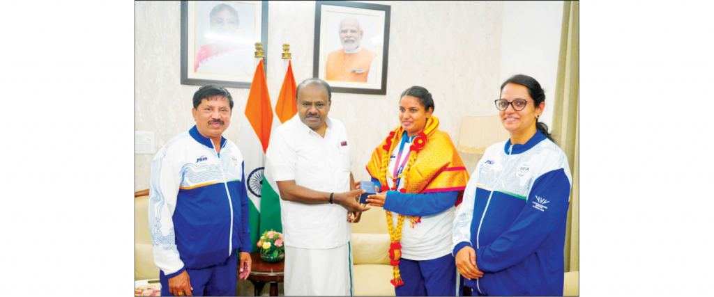 HDK felicitates CWG bronze medallist Shilpa of Mysuru