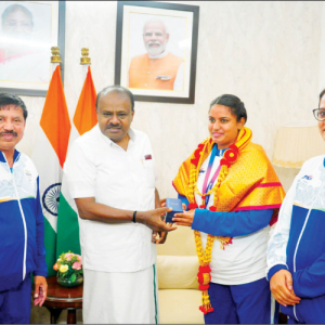 HDK felicitates CWG bronze medallist Shilpa of Mysuru