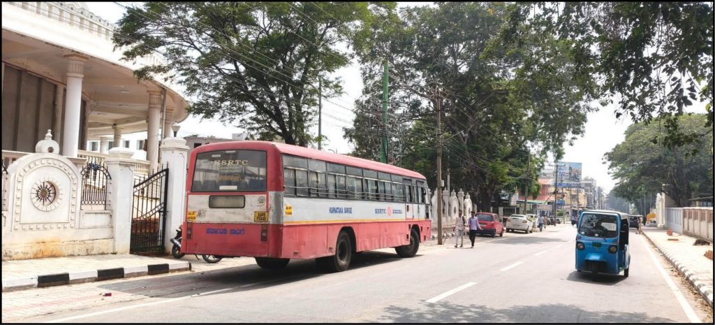 Batteries from KSRTC bus stolen near Police Station