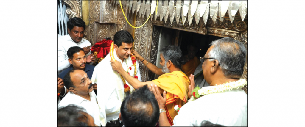 Minister Rizwan Arshad seeks blessings of Goddess Chamundeshwari, Bishop, Suttur Seer