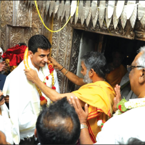 Minister Rizwan Arshad seeks blessings of Goddess Chamundeshwari, Bishop, Suttur Seer