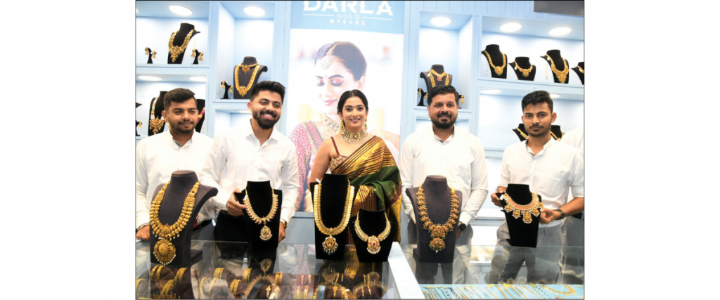Brand Ambassador Sonal Monteiro inaugurates The Jewellery Show
