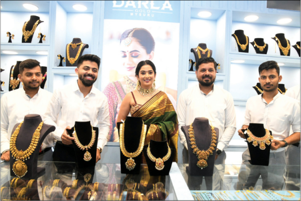 Brand Ambassador Sonal Monteiro inaugurates The Jewellery Show