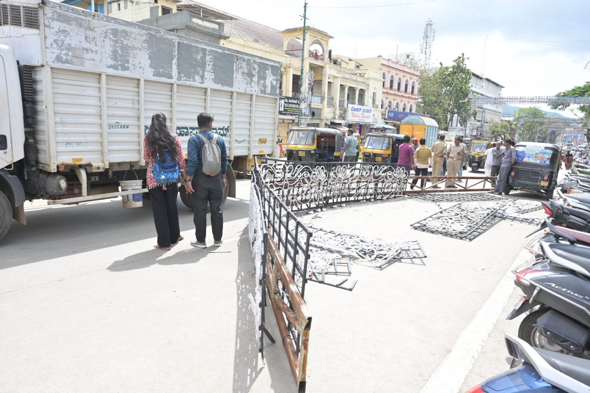 Lighting arch crashes on Sayyaji Rao Road - Star of Mysore