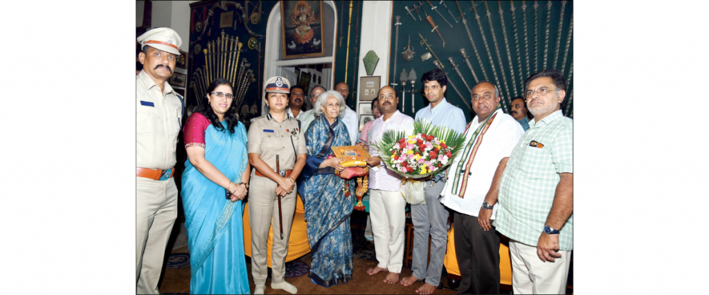 Dasara invitation extended to Pramoda Devi Wadiyar