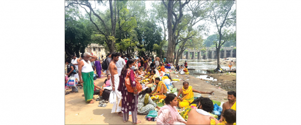 Thousands perform ‘Pitru Paksha’ rituals at Paschimavahini