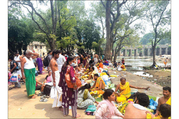 Thousands perform ‘Pitru Paksha’ rituals at Paschimavahini